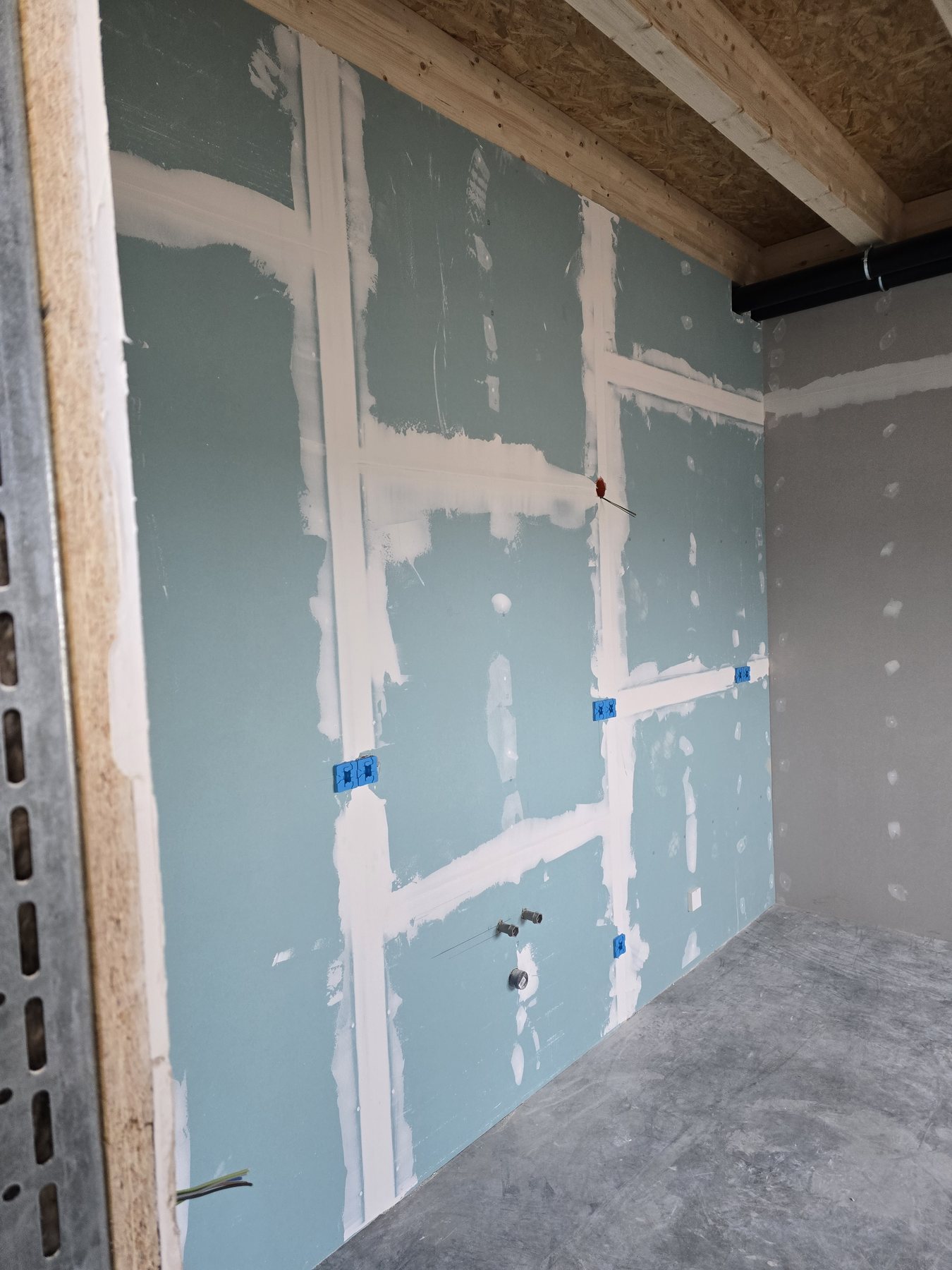 Innenwand während der Malerarbeiten in Bad Doberan