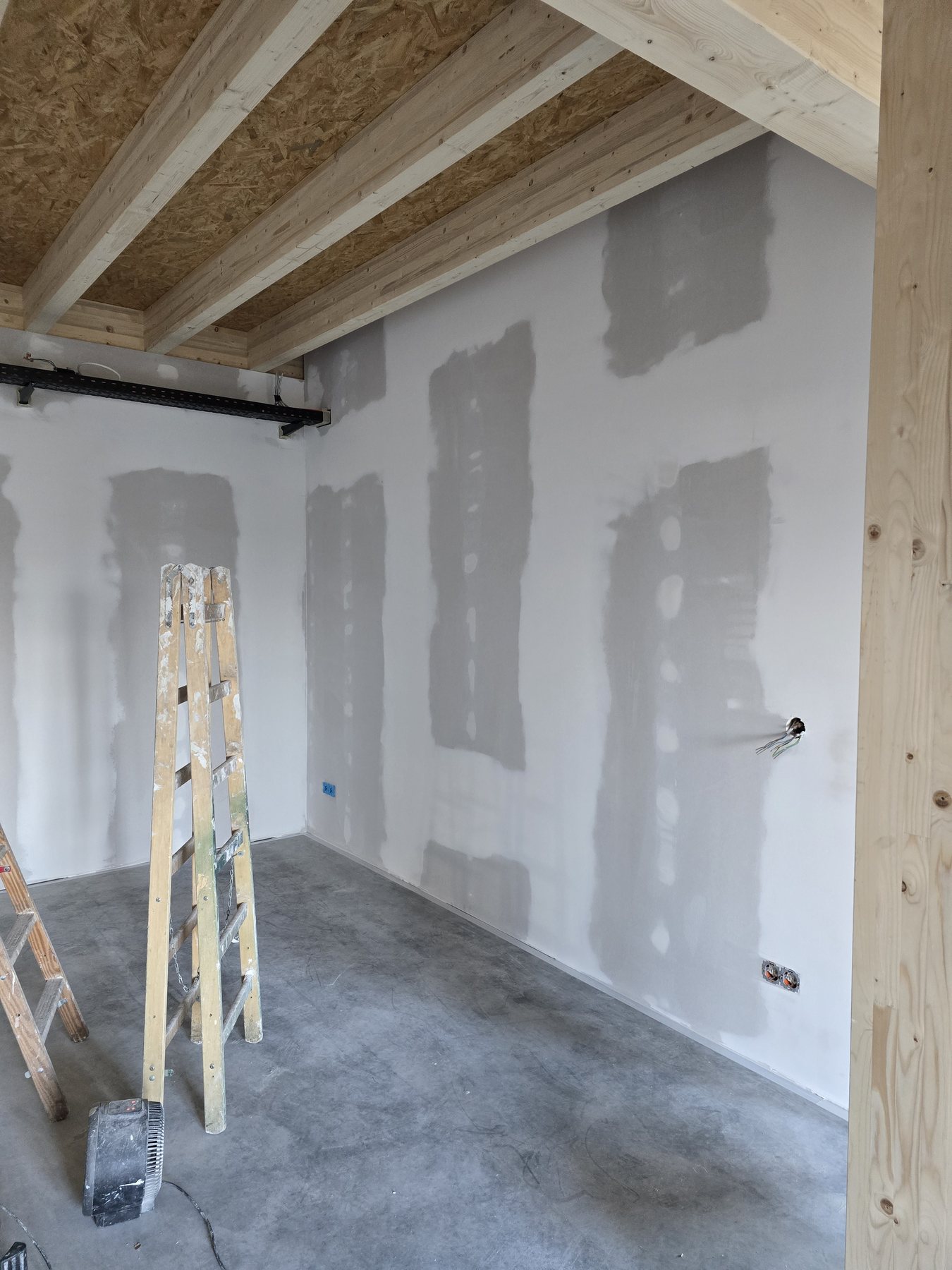 Innenwand während der Malerarbeiten in Bad Doberan