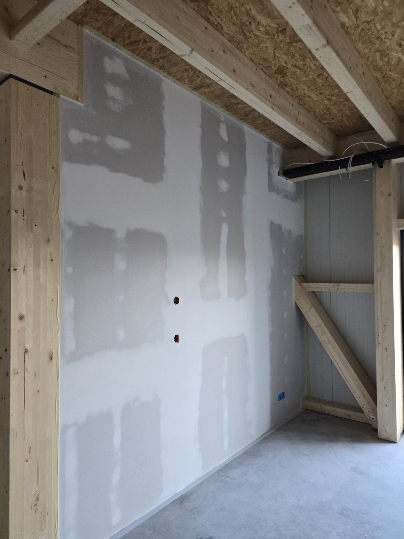 Innenwand während der Malerarbeiten in Bad Doberan