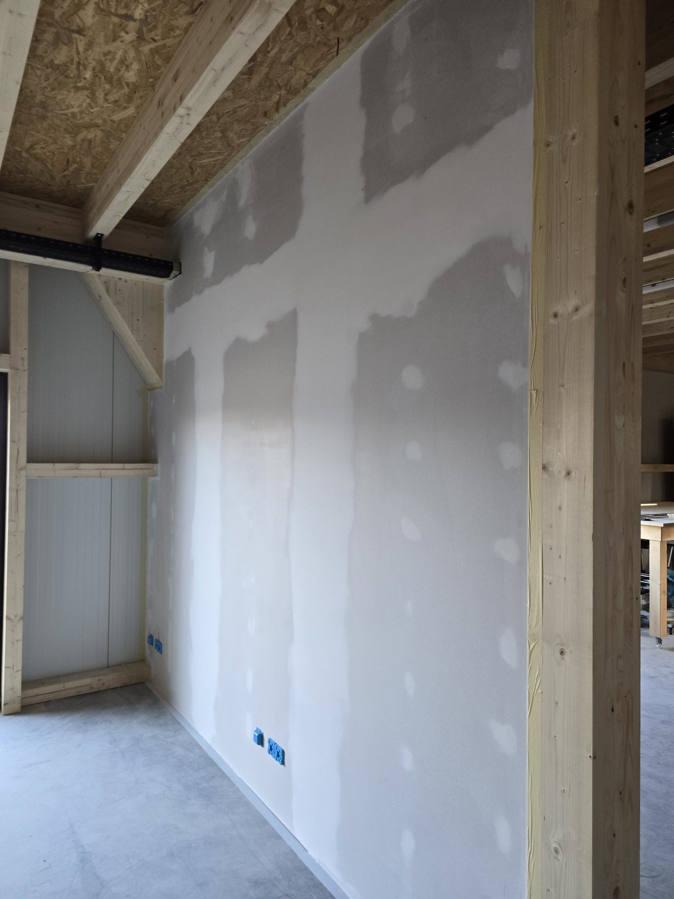 Innenwand während der Malerarbeiten in Bad Doberan
