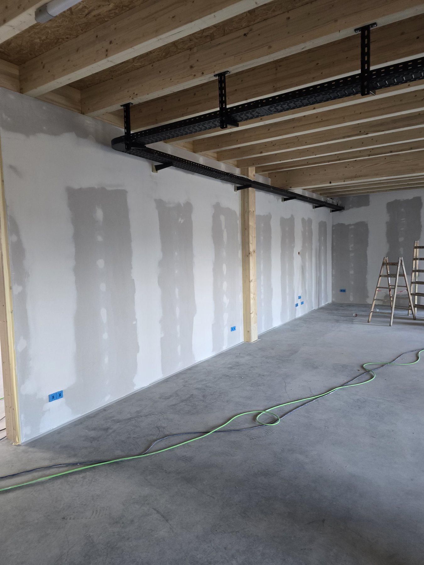 Innenwand während der Malerarbeiten in Bad Doberan