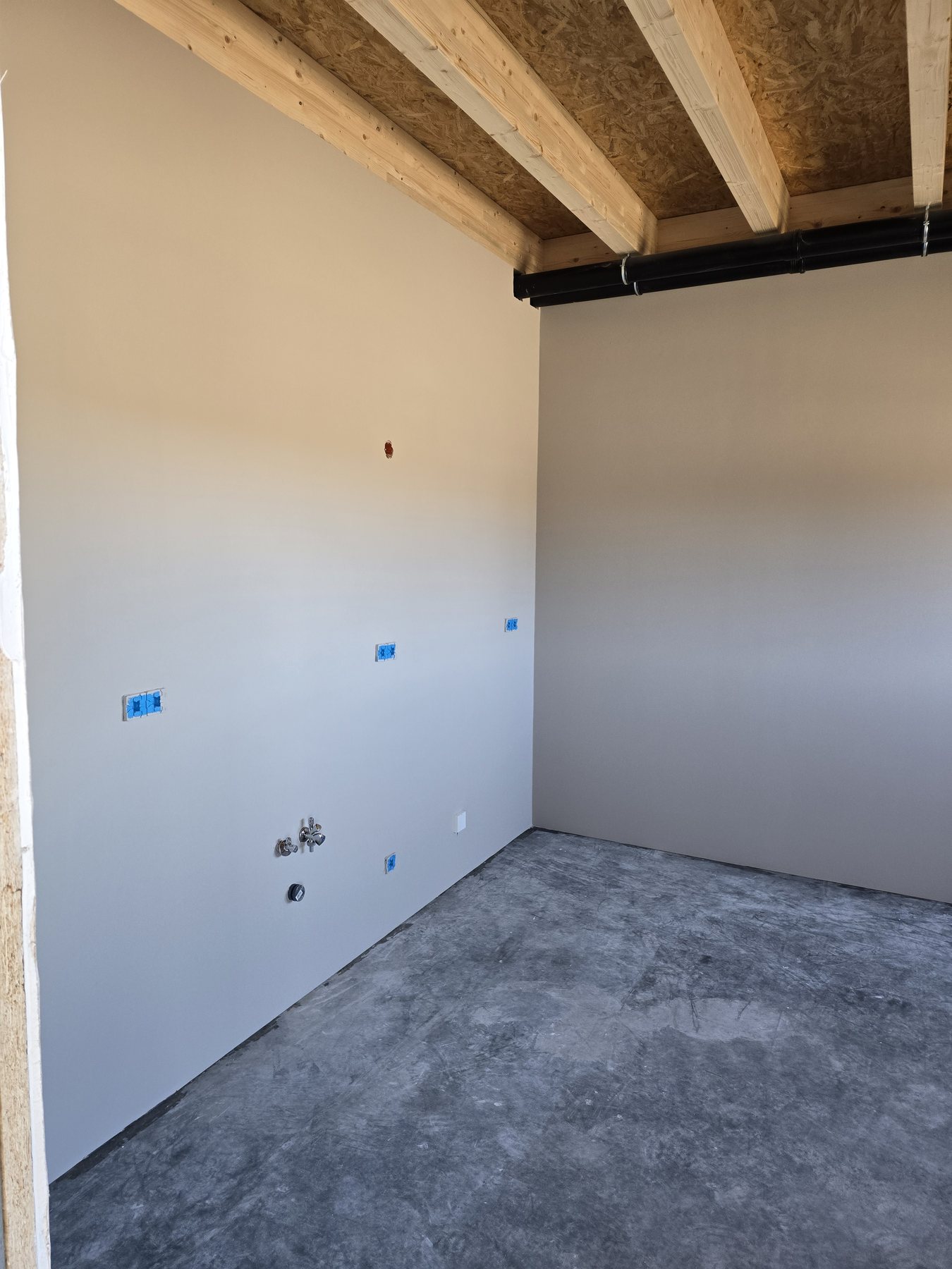 Innenwand während der Malerarbeiten in Bad Doberan