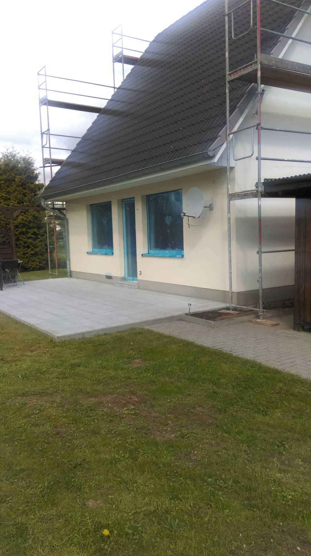 Hausfassade in Dümmer bei Schwerin während der Fassadenarbeiten