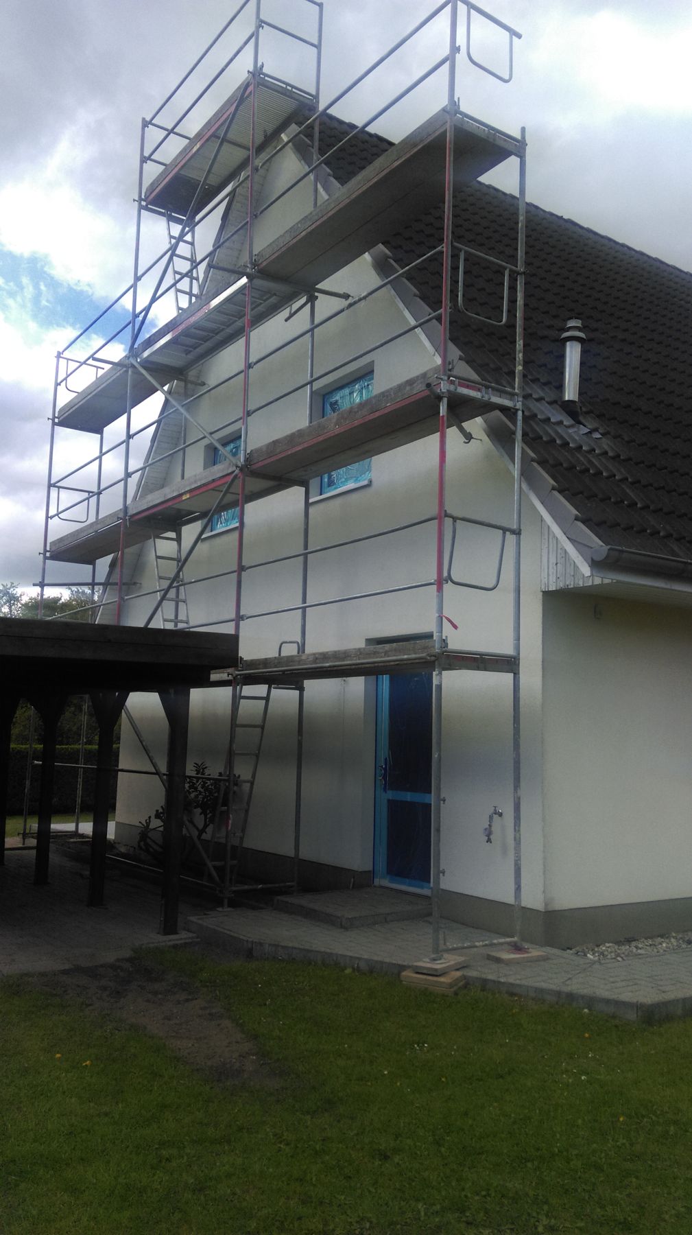 Hausfassade in Dümmer bei Schwerin während der Fassadenarbeiten