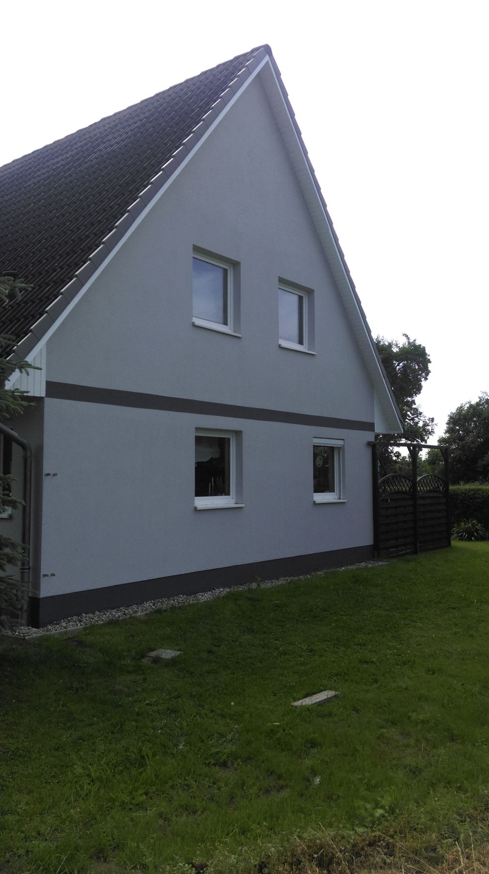 Fassadensanierung in Dümmer bei Schwerin: Hausfassade und Dachkasten nach der Überarbeitung