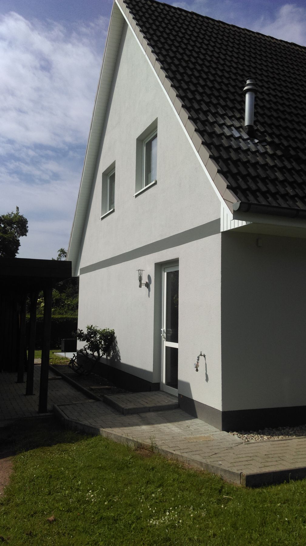 Hausfassade in Dümmer bei Schwerin während der Fassadenarbeiten