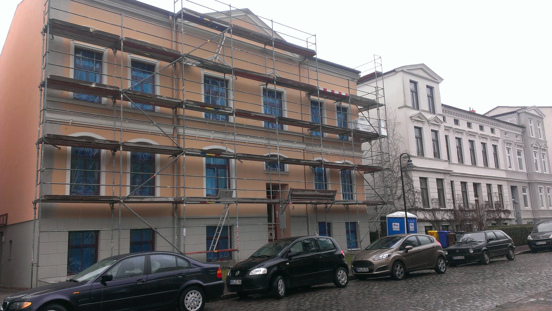 Straßenseitige Fassade während der Sanierungsarbeiten