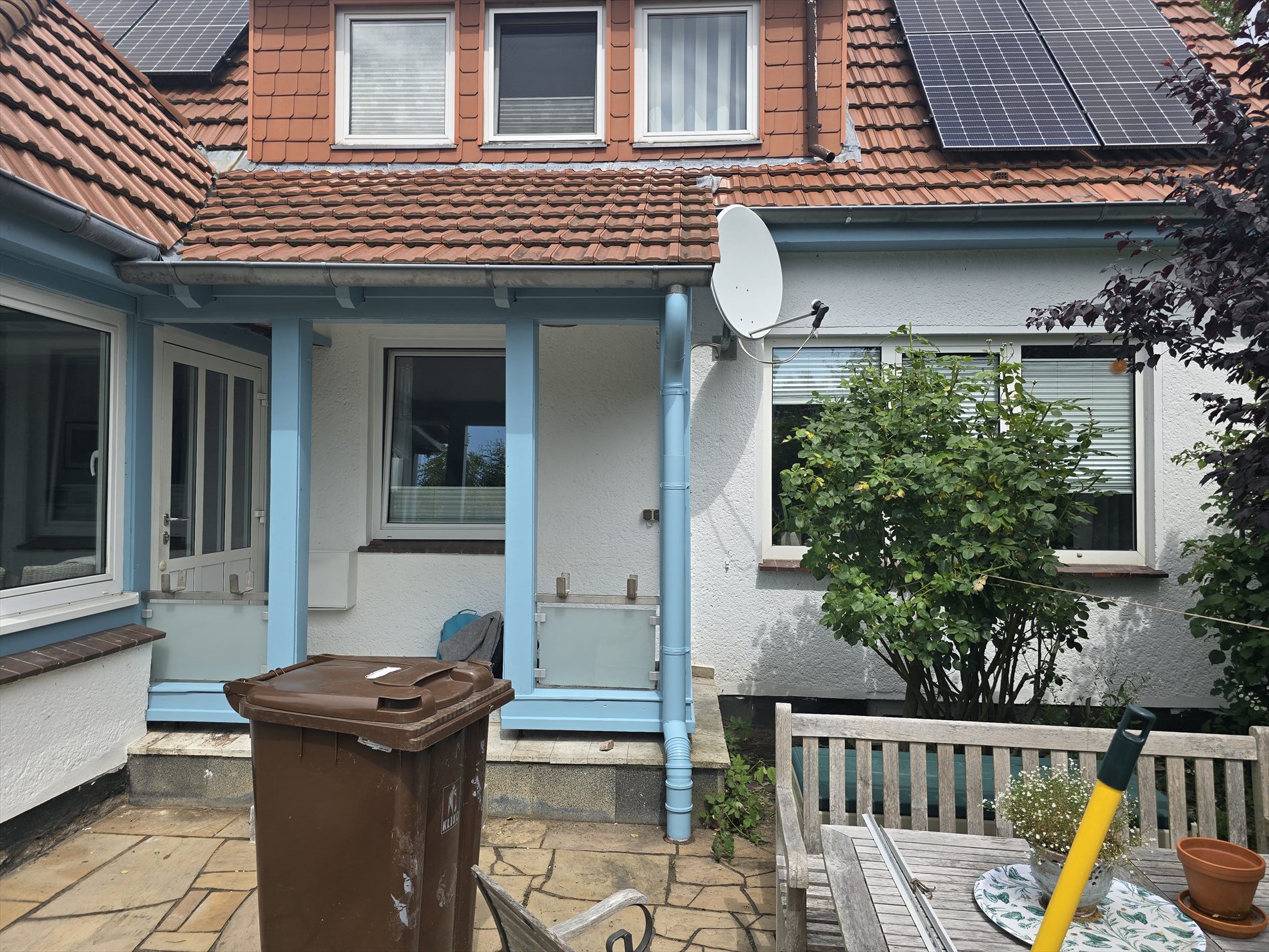 Seitenansicht des Hauses und des Terrassenbereichs