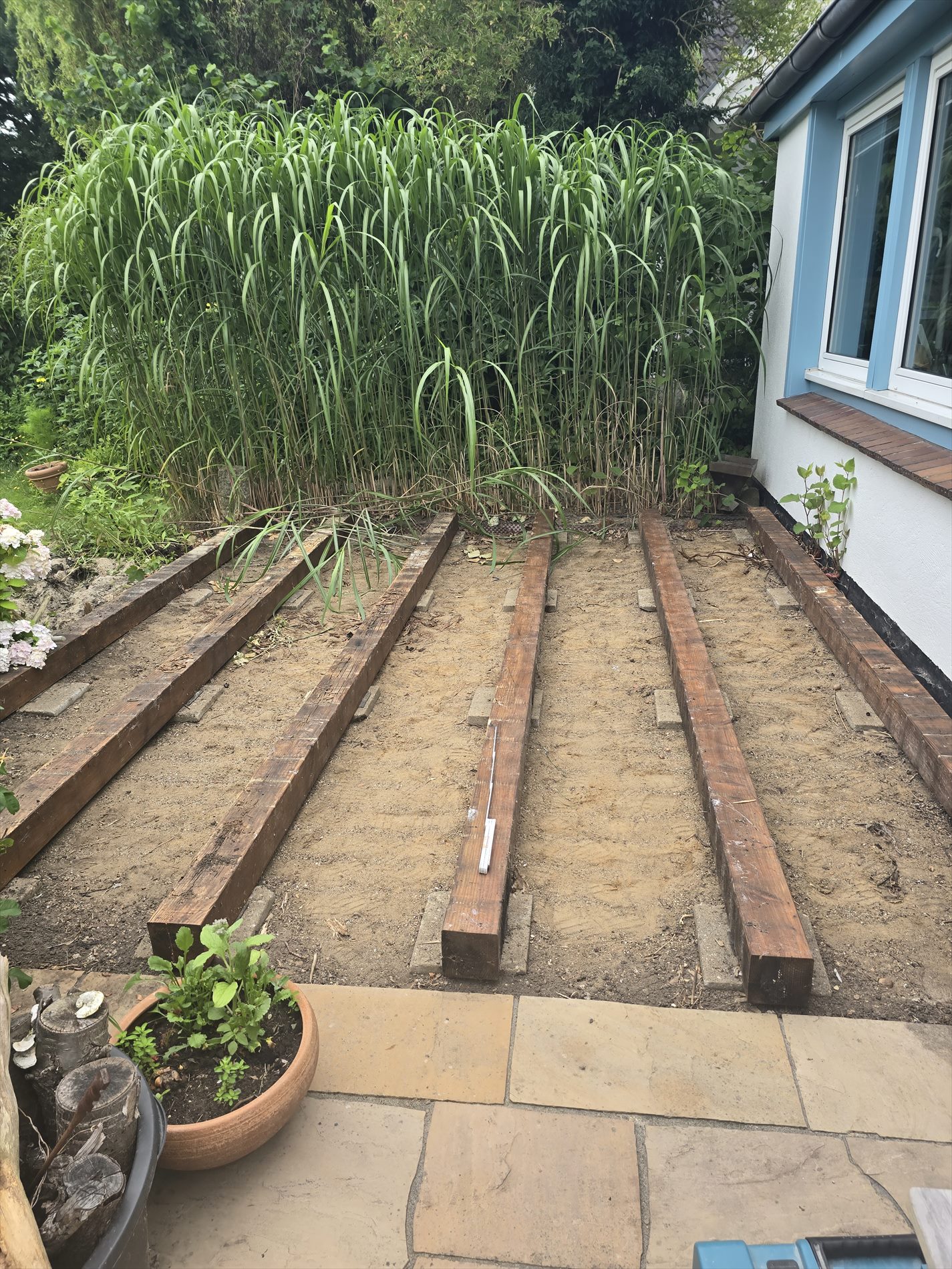 Vorbereiteter Unterbau für die neuen Terrassendielen