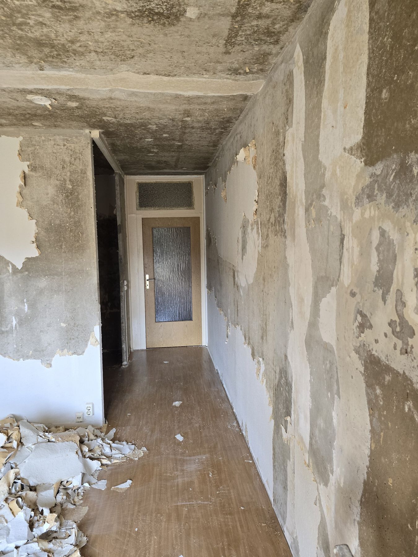 Flur vor der Renovierung mit alten Wandbelägen