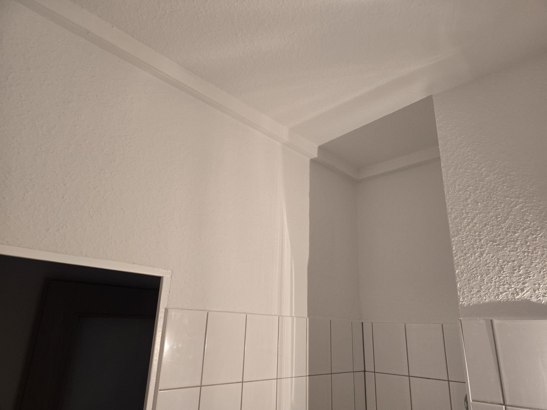 Badezimmer mit überarbeiteten Wandflächen