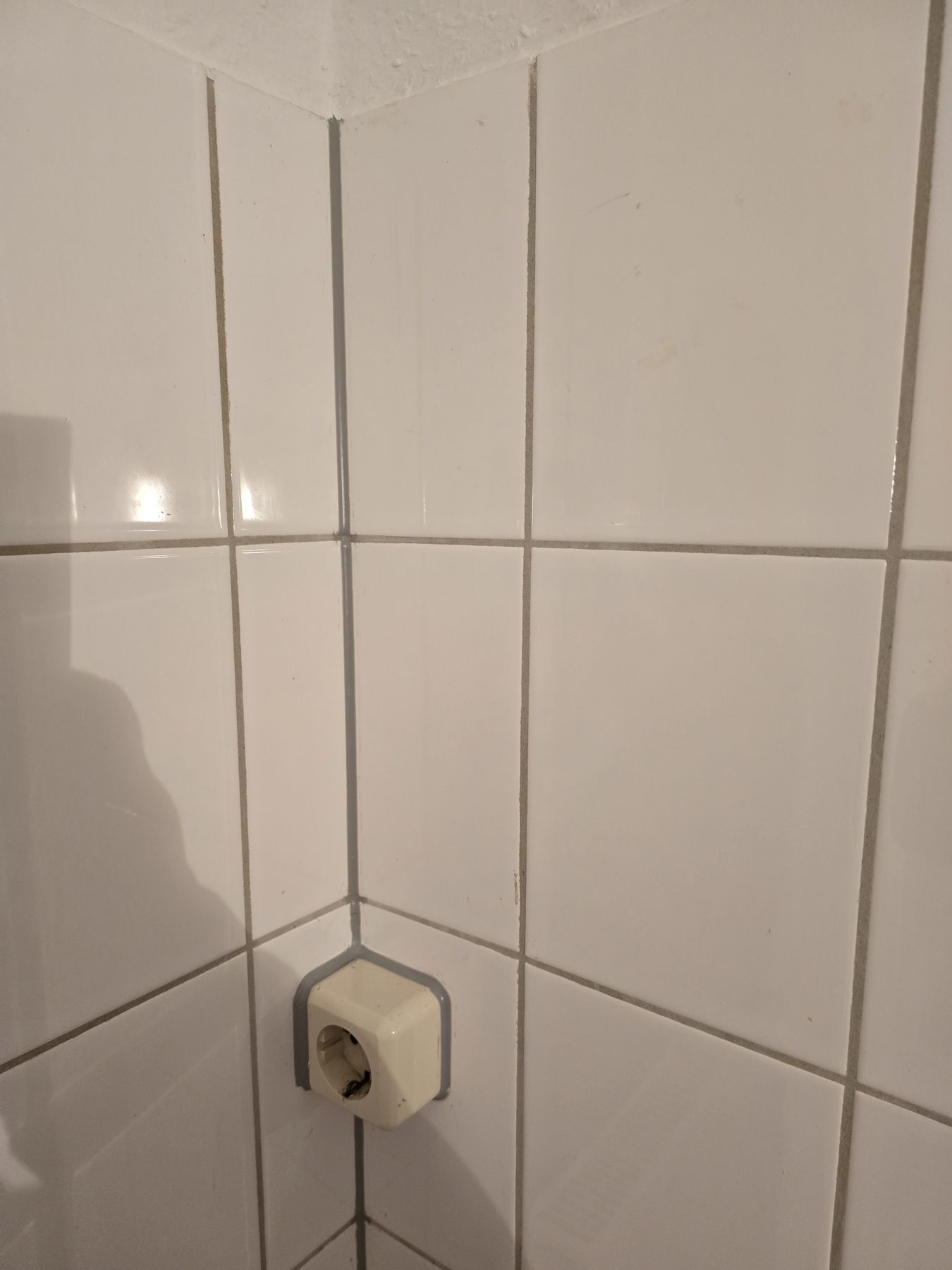 Detail einer neuen Silikonfuge an den Badezimmerfliesen