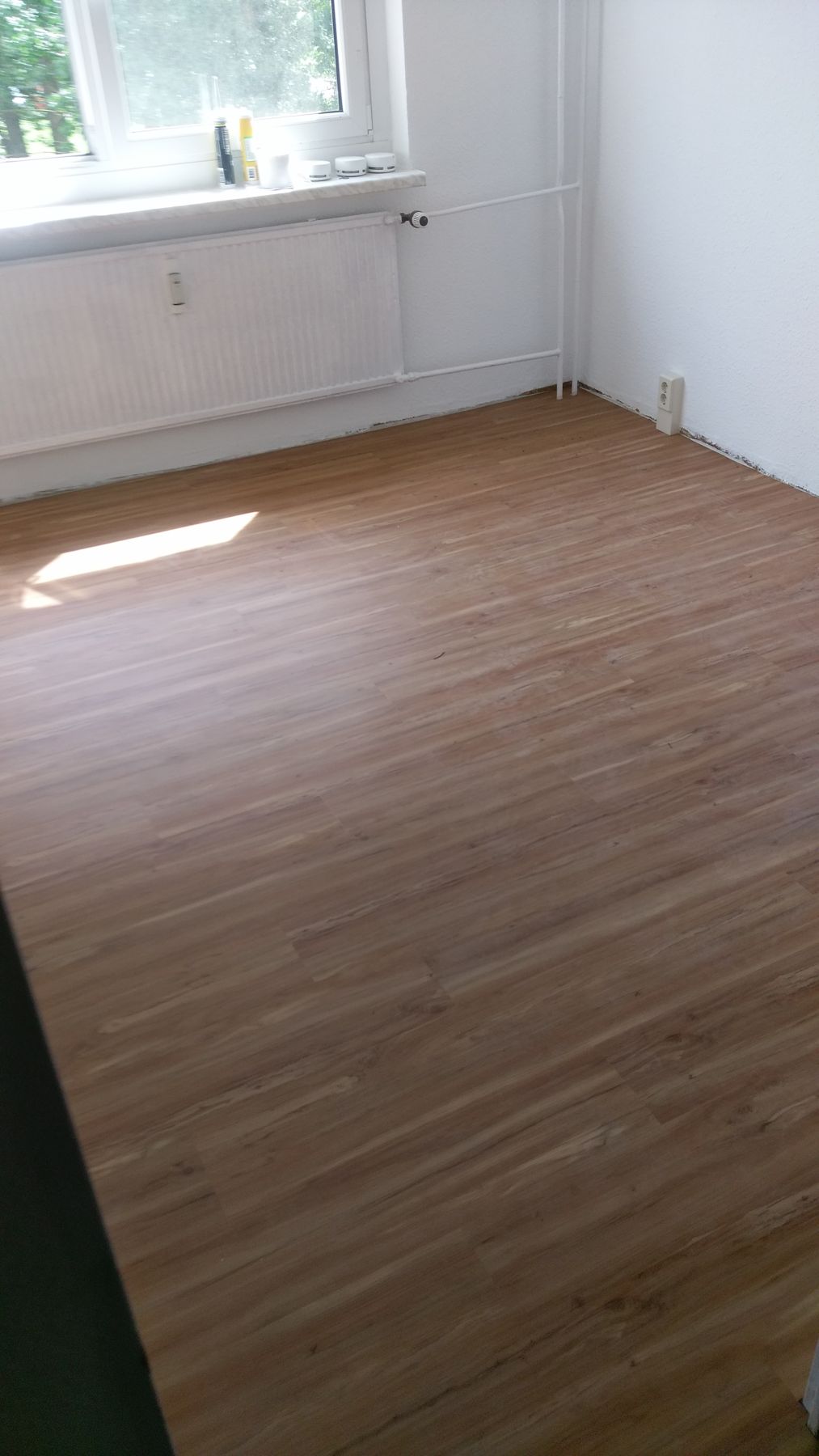 Fertig renovierter Raum mit neuem Designbelag