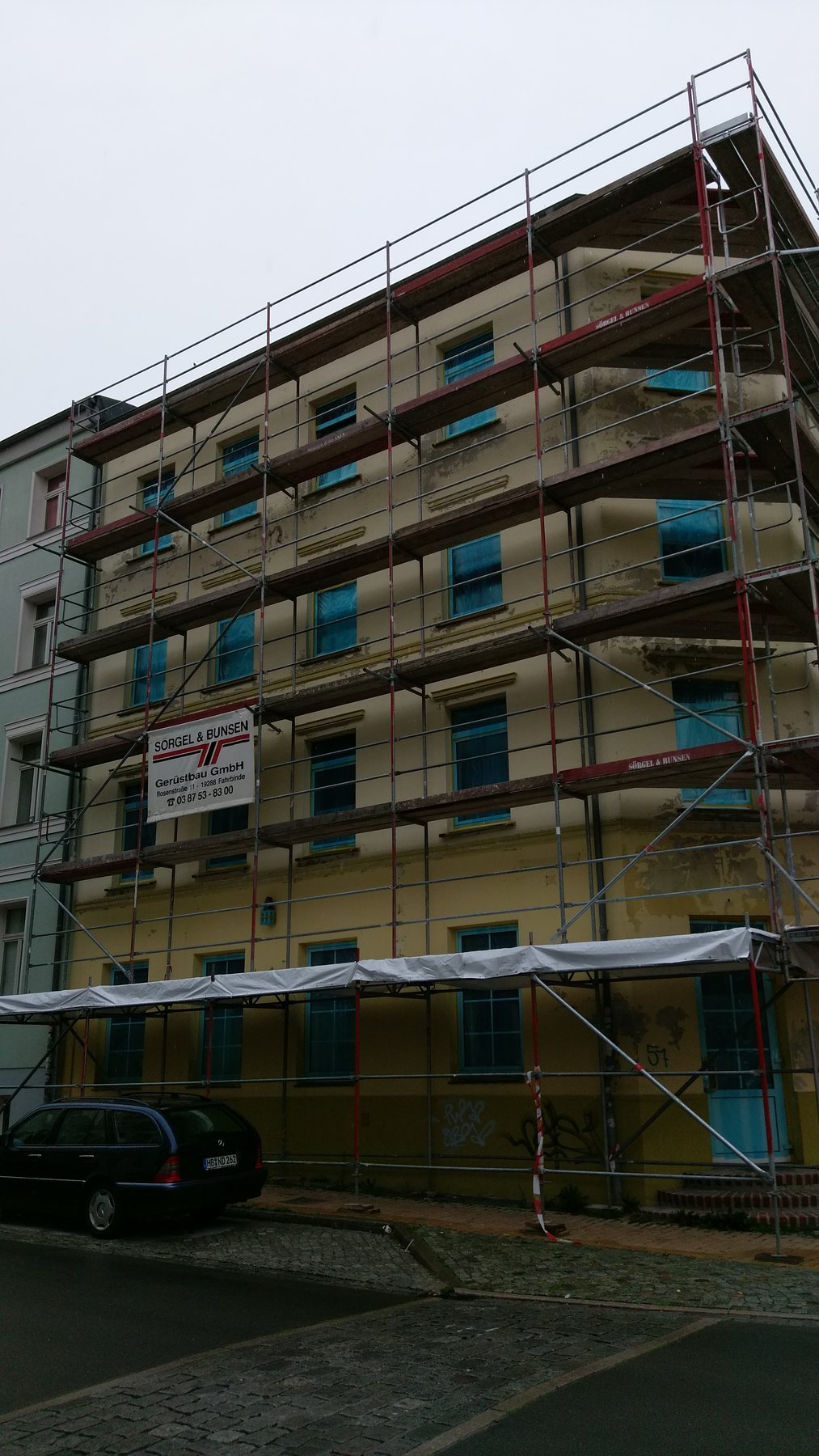 Fassade in Schwerin vor der Sanierung mit Gerüst
