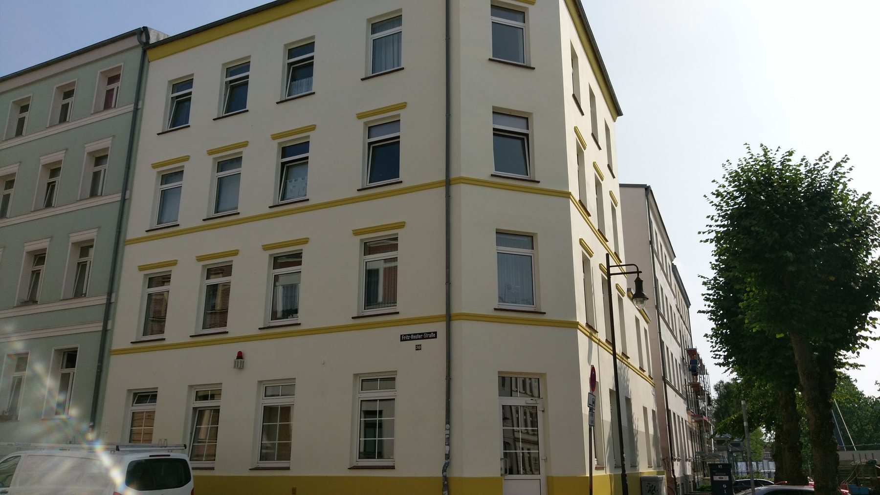 Fassade in Schwerin nach Reinigung, Ausbesserung und Anstrich